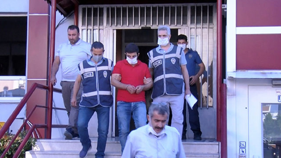 Çocukluk arkadaşını uyurken öldürdü