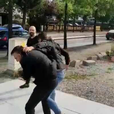 Ortaklar tekme tokat kavga etti