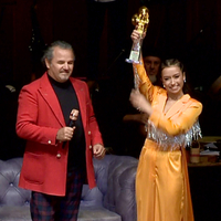 Ödülünü sahnede aldı