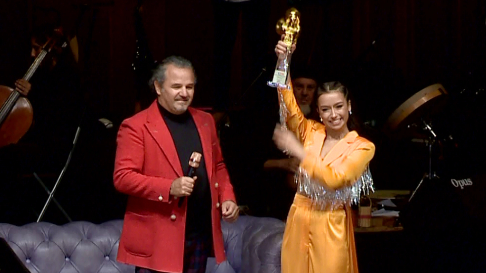 Ödülünü sahnede aldı