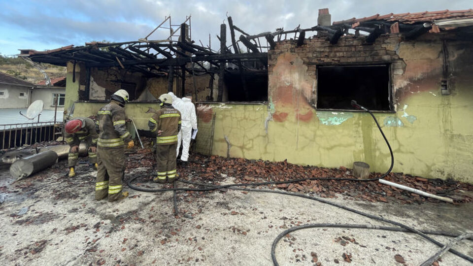 Yalnız yaşadığı evde yanarak can verdi