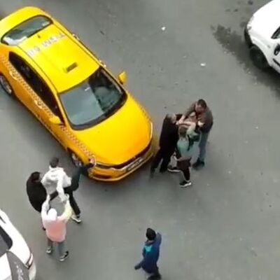 Taksiciyle müşterinin feci kavgası!