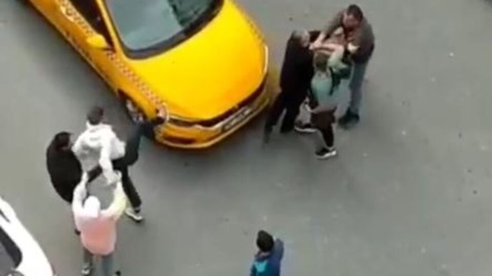 Taksiciyle müşterinin feci kavgası!