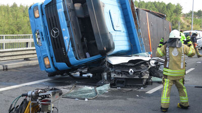 Lastik faciası! Otomobilin üzerine devrildi