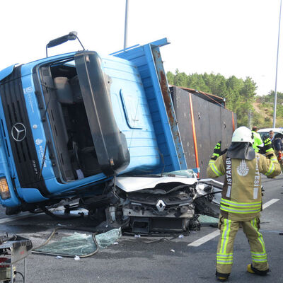 Lastik faciası! Otomobilin üzerine devrildi