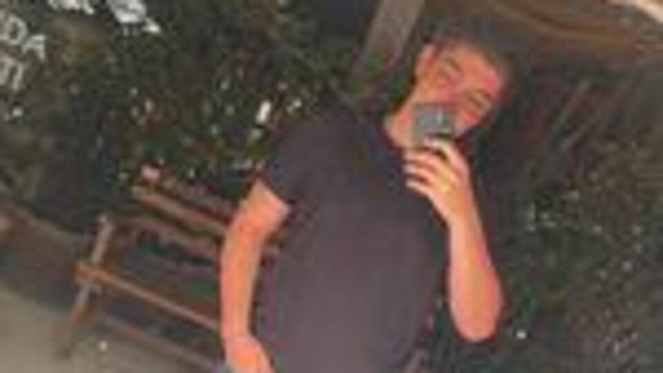 Annesine şiddet uygulayan babasını öldürdü!