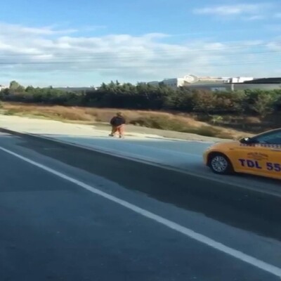 Kaldırımdan giden taksici, yayadan yol istedi!
