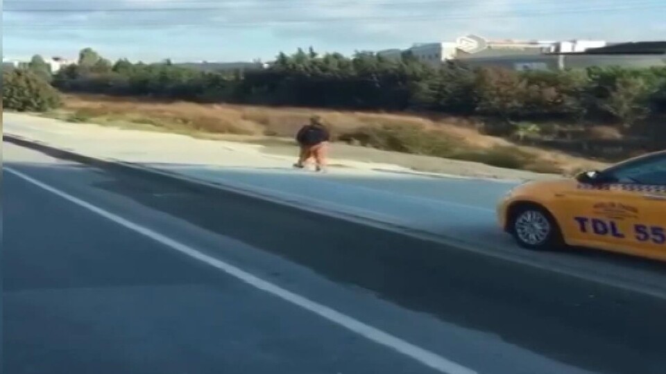 Kaldırımdan giden taksici, yayadan yol istedi!