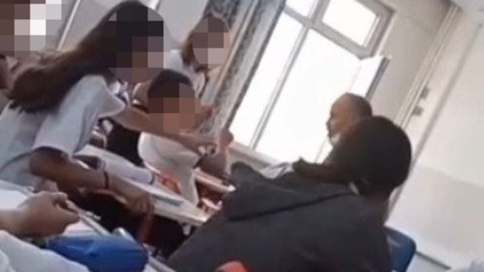 Öğretmenden ders ortasında gürültü dayağı!