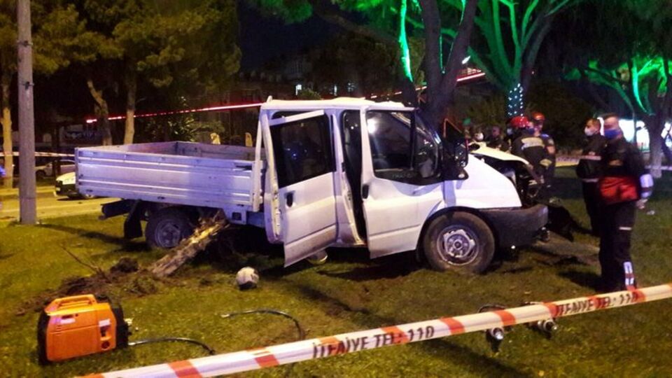 Ağaca ve direğe çarptı: 2 ölü