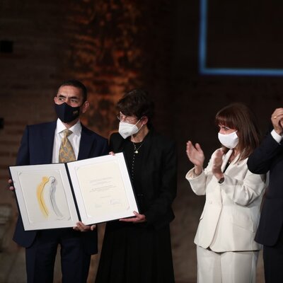 Komşudan Türeci ve Şahin’e "İmparatoriçe Theophano" ödülü