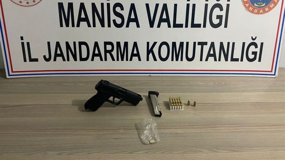 Durdurulan otomobilden, tabanca ve uyuşturucu çıktı