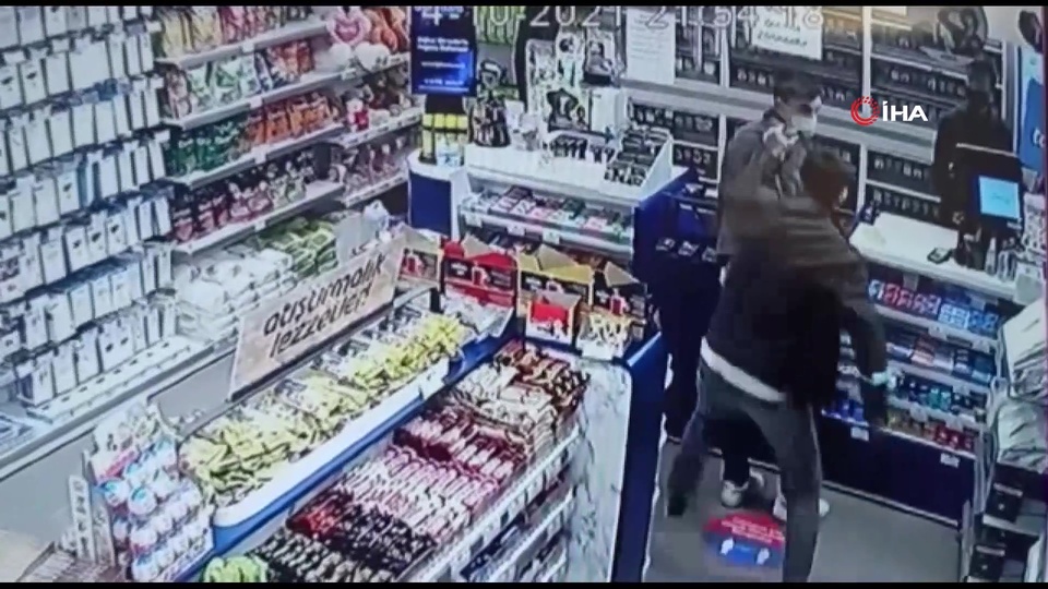 Benzinlikte dehşet anları! Polisi de yaraladı