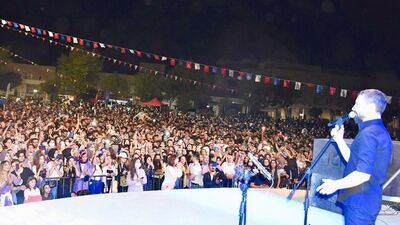 Konser coşkusu sosyal mesafeyi unutturdu