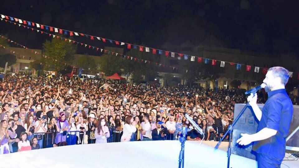 Konser coşkusu sosyal mesafeyi unutturdu