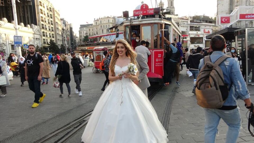 Gelin ve damat kazayı ucuz atlattı