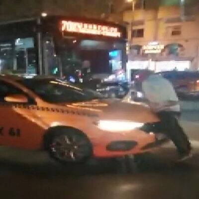 Alınmadığı taksinin üstüne çıkarak tepki gösterdi