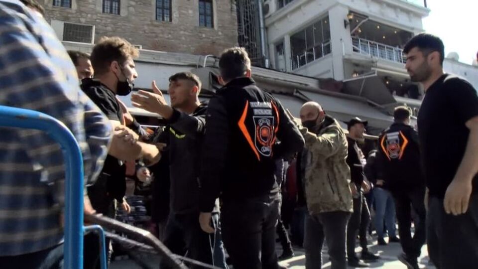 Sahte parfümcüler gazetecilere saldırdı