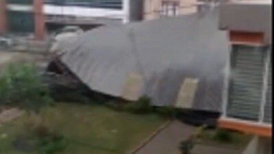 Fırtına çatıyı uçurdu