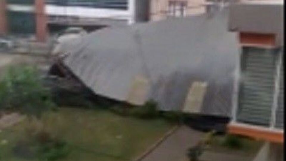 Fırtına çatıyı uçurdu