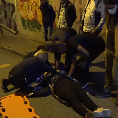 Vale aracı park ederken turistleri ezdi