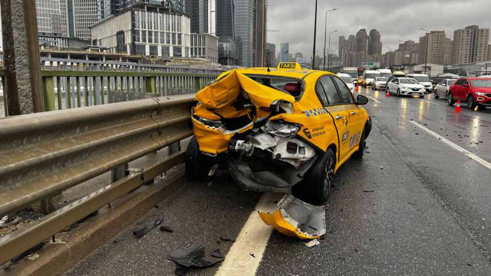 İstanbul'da yağışlı hava kazaya sebep oldu: 2 yaralı