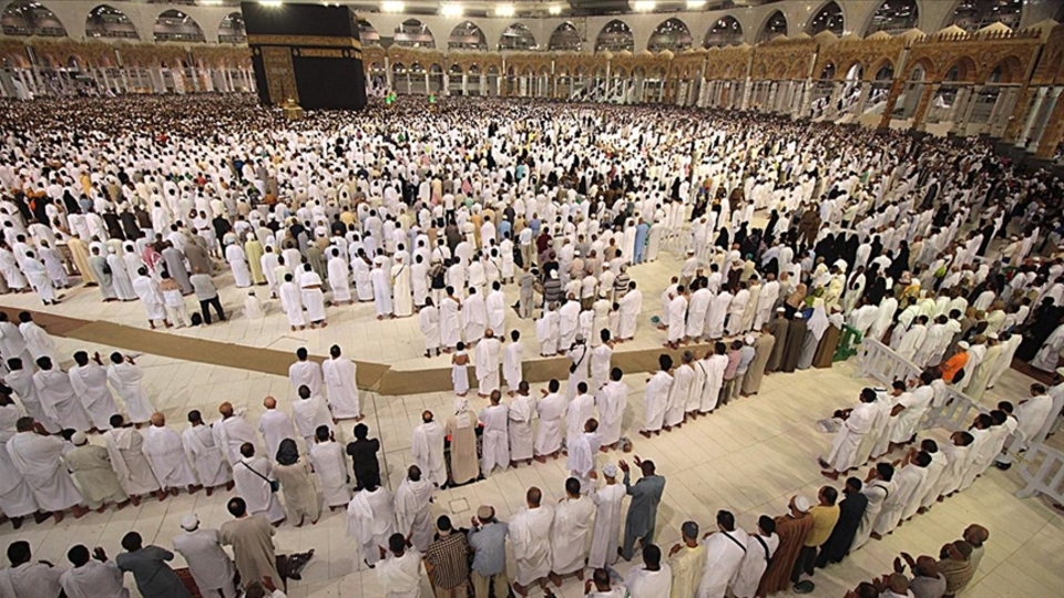 Mescid-i Haram'da sosyal mesafesiz ilk namaz