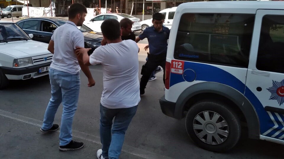 Bıçaklı saldırganı linçten polis kurtardı!