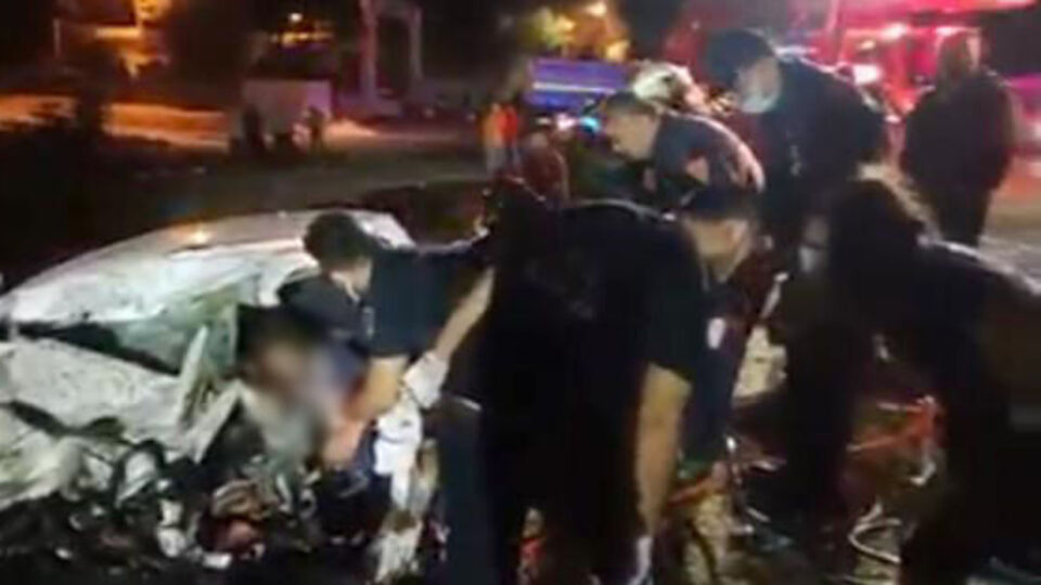 Feci kaza! Otomobil, tanker ile çarpıştı: 1 ölü, 2 yaralı