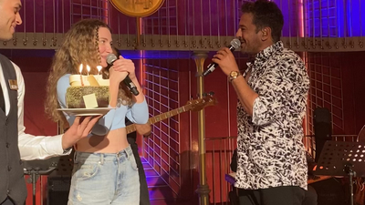 Sahnede pastalı kutlama