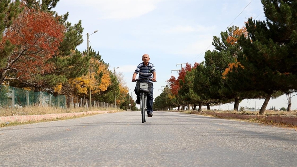 80 yaşında bisikletiyle çevreyi temizleyip hayvanları besliyor