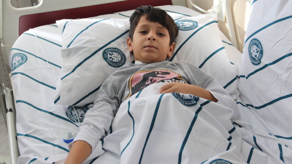 Yediği tekme hayatını kurtardı!