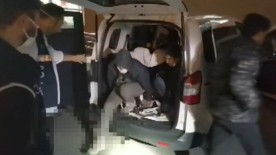 Hafif ticari araçta 10 düzensiz göçmen yakalandı
