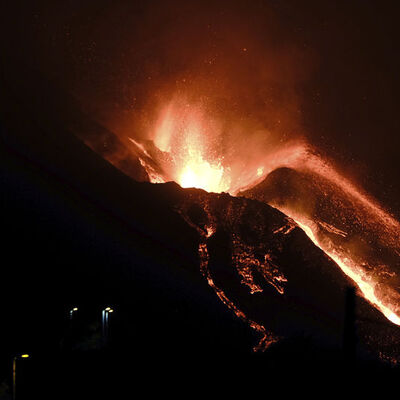 La Palma Adası'ndaki volkan bir aydır lav püskürtüyor!