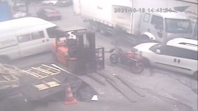 Freni boşalan kamyonu tutmaya çalıştı! Feci olay!