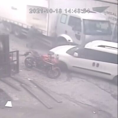 Freni boşalan kamyonu tutmaya çalıştı! Feci olay!