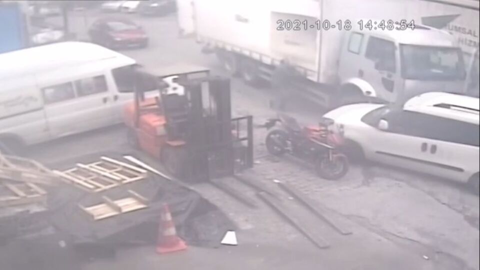 Freni boşalan kamyonu tutmaya çalıştı! Feci olay!