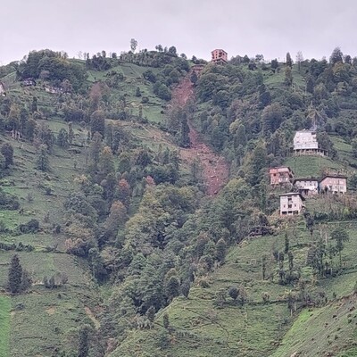 Heyelan çay bahçesini sürükledi!