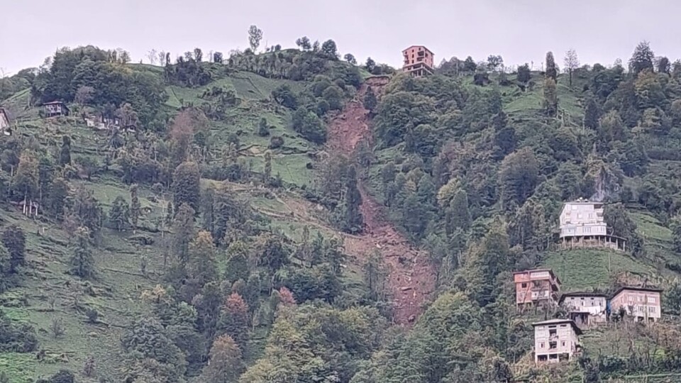 Heyelan çay bahçesini sürükledi!