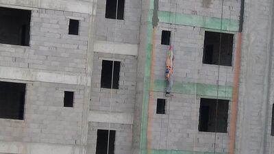 4'üncü katta asılı kaldı!