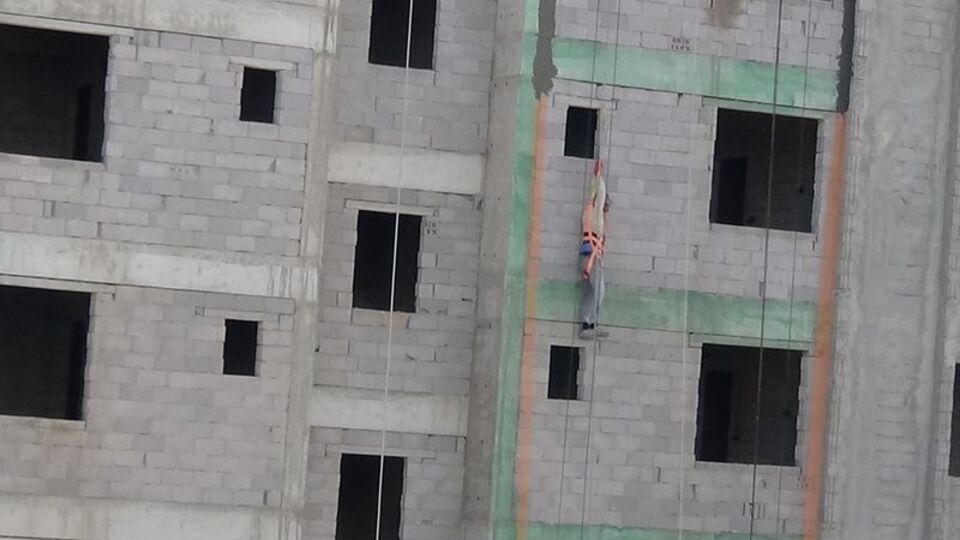 4'üncü katta asılı kaldı!