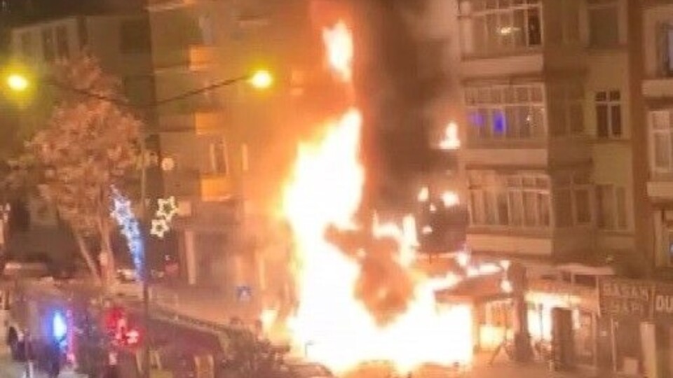 Erzurum'da 5 katlı bina alevlere teslim oldu