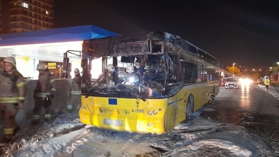 İstanbul'da park halindeki İETT otobüsü yandı