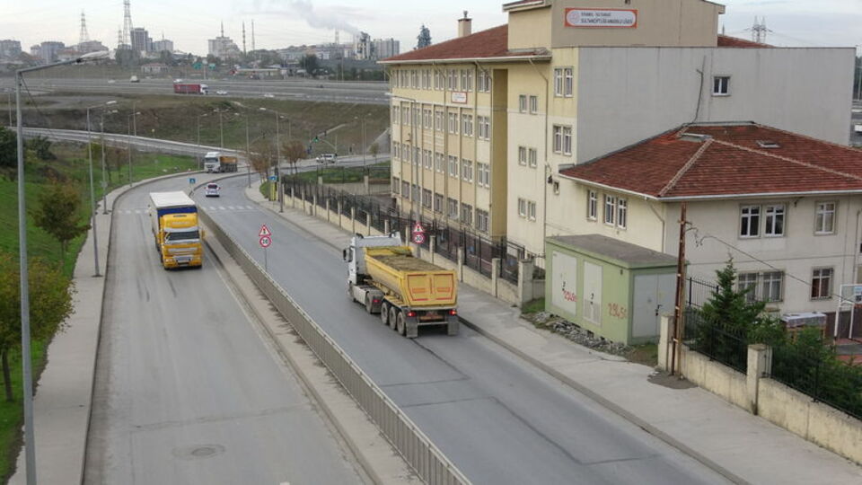 Okul yolunda kamyon tehdidi! Yasağı dinlemiyorlar