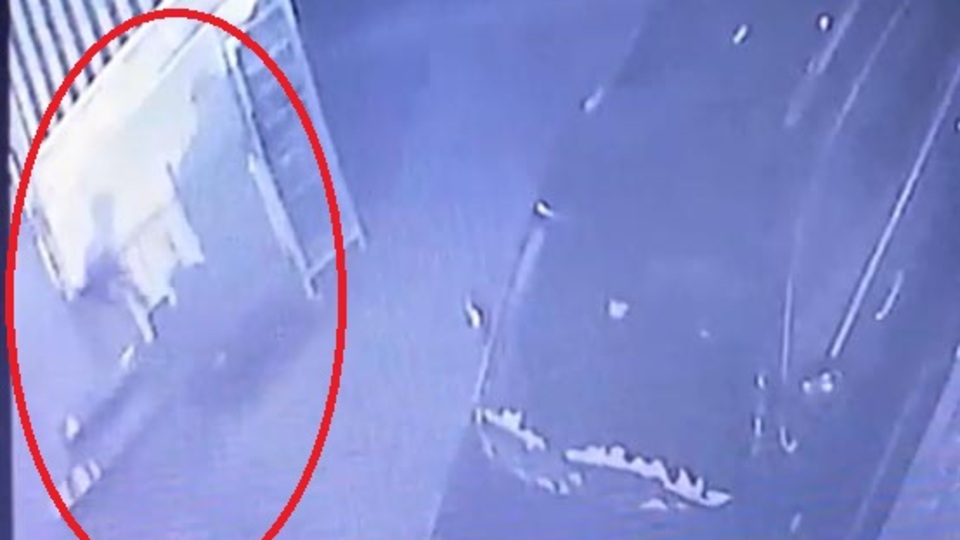 Katilleri duvara yansıyan gölgeleri yakalattı!