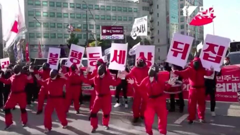 Güney Koreli işçilerden Squid Game kostümlü protesto!