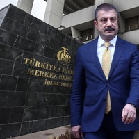 Faize kılıç çekti