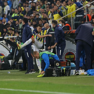 Mesut Özil su şişelerini tekmeledi!