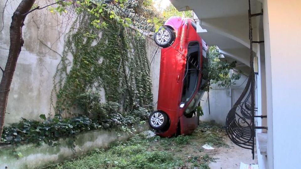 Fren yerine gaza basınca bahçeye düştü
