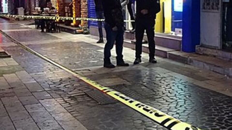 Evinde 13 bıçak darbesiyle ölü bulundu